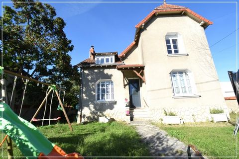 Au sud de la Touraine, au coeur de Marcilly sur vienne, à 10 mn de l'entrée autoroute A10, 10 mn de la gare de Noyant et de Sainte maure de Touraine, cette maison de 137 m2 environ avec beaucoup de charme comblera le plus grand nombre ainsi que son a...