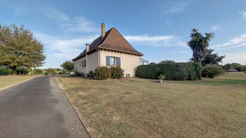 Propriété de caractère sur terrain de 6000 m2 dont une partie constructible (2200 m2) Maison en parfait état à faible consommation d'énergie (B) et bénéficiant de panneaux solaires photovoltaïques. Grand séjour,3 chambres, cuisine aménagée, salle d'e...