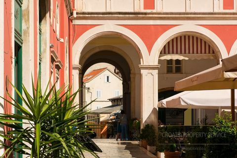 Una oportunidad única de poseer un pedazo de historia en el corazón de Split. Esta auténtica casa de piedra con características originales conservadas ofrece una oportunidad única para los inversores que buscan una propiedad con alma. Con vistas a la...