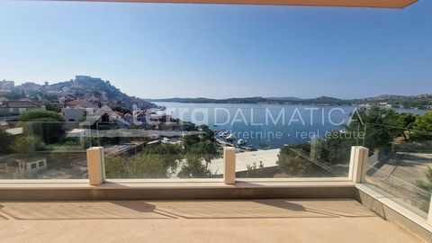 Te koop is een unieke woning in Sibenik, gelegen in een prestigieus gebied, op slechts een paar minuten lopen van het beroemde strand van Banj. Dit ruime appartement is gelegen op de bovenste verdieping van een modern gebouw met een lift, dat in tota...