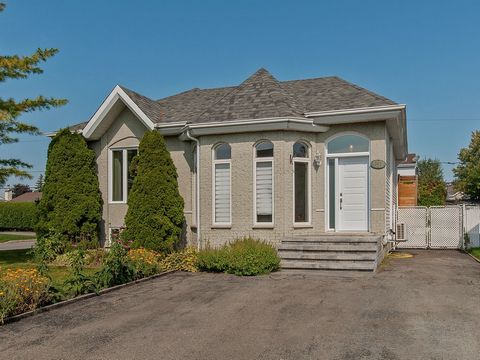 Découvrez cette superbe propriété de plain-pied située dans un quartier familial et paisible de Mascouche. Idéalement positionnée au coin d'une rue tranquille. Le rez-de-chaussée est à aire ouverte, vous y trouverez un espace de vie lumineux et spaci...