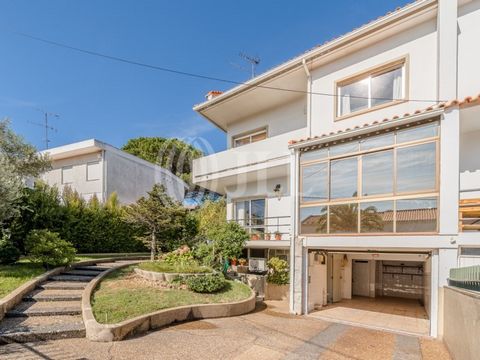 Villa 6 pièces à réhabiliter, avec 300 m² de surface brute de construction, jardin et garage, implantée sur un terrain de 382 m², à Alvalade, Lisbonne. La maison, qui est dans un état raisonnable de conservation, se distingue par son potentiel de con...