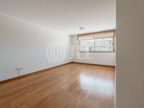 2-bedroom apartment with 92.5 sqm of gross private area, one covered parking space, in a building with an elevator, on Rua Faria Guimarães, Porto. The apartment comprises a common living room and fully equipped kitchen facing west, a guest toilet, 2 ...