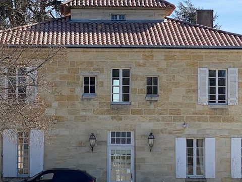 A great opportunity less than 10 minutes from downtown Bordeaux. This beautiful chartreuse of 390m2, dominates a large property including several outbuildings: Caretaker's house of approximately 270m2 and cellar of approximately 370m2; for a land com...