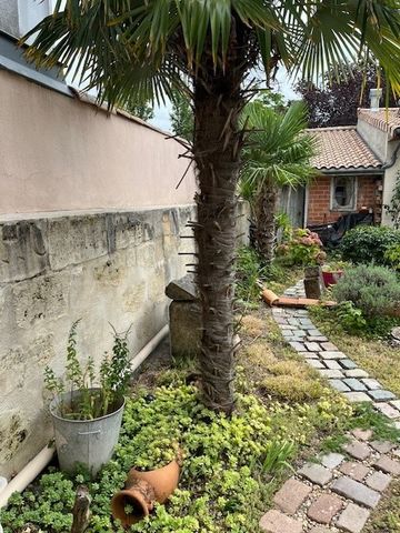 Bordeaux secteur Bergonié à proximité de l'arrêt du tramway (ligne B), venez découvrir cette maison en pierre de 91 m2 sur une parcelle de 127 m2. Maison à étage au rdc une entrée un séjour, une cuisine équipée, 3 chambres, une salle de bains et deux...