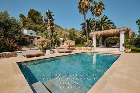 Villa in Ibiza, San José with rental license This stunning villa in San Jose, Ibiza, offers luxury living at its finest and is ready to welcome new owners. With an impressive built area of 405 m² and a sprawling plot of 2,757 m², this property perfec...