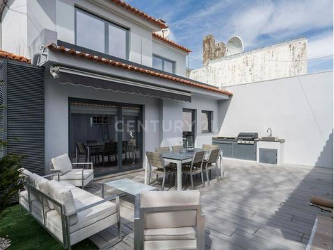 Villa T4 avec piscine chauffée dans le quartier de Marechal Villa exclusive à trois façades dans le quartier prestigieux de la ville de Porto Cette magnifique villa, située dans le quartier exclusif de Marechal Gomes da Costa, dans une zone très calm...