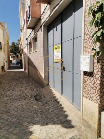 Located in Loulé. UNIQUE opportunity to rent a warehouse located in the heart of the city of Loulé. With an excellent area, this property is perfect for those looking for a versatile space for their business. This warehouse is surrounded by 28 centra...