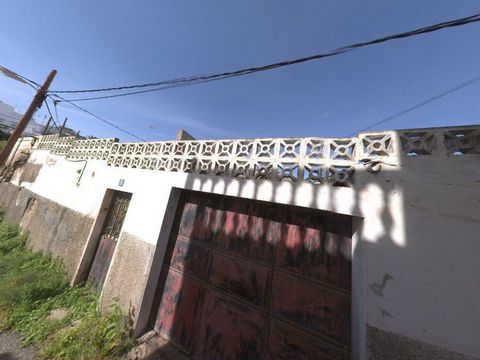 Ground floor house to be renovated located in Los Hoyos. Built on a plot of 230 m2 with 160 m2 of construction, the house requires a complete renovation. It has a garage and access by road to the door. The price includes 1,800 m2 of rustic land locat...