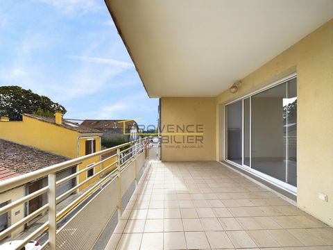 A vendre à Montélimar : un appartement idéalement situé à proximité du centre-ville et de toutes les commodités. Niché au 2ème étage, cet appartement de 83 m2 est accessible par un ascenseur pour votre plus grand confort. Il offre un espace de vie sp...