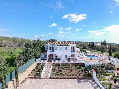 Découvrez cette incroyable villa située dans la charmante ville de Faro. Avec 6 chambres spacieuses et 9 salles de bains élégantes, cette propriété offre une superficie totale de 400 m2 sur un généreux terrain de 13 660 m2. En excellent état, cette v...