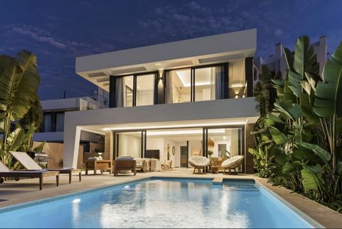 Stunning super modern luxury detached west facing villa located within a sought after gated and private community in Estepona. The villa offers fabulous golf and sea views, with a fabulous roof top terrace complete with Gymnasium and rooftop Jacuzzi,...