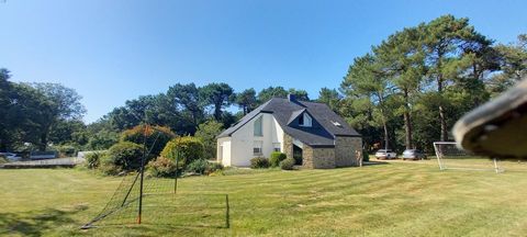 EXCLUSIVITE Cinq minutes du bourg de CARNAC, SUPERBE contemporaine en parfait état au coeur d'un parc clos et arboré jouissant d'une grande piscine chauffée. Cette maison de 250 M2 dispose d'un vaste séjour-salon cuisine ouverte de 85 M2, une suite p...