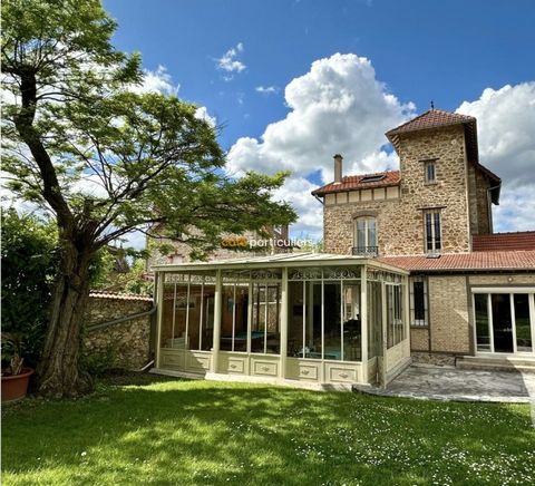 Superbe meulière du début du XXème siècle. Cette maison de caractère bénéficie d'un emplacement exceptionnel au calme et à proximité immédiate du centre ville. Le rez de chaussée se compose d'un vaste espace de réception de 75m2 comprenant un double ...