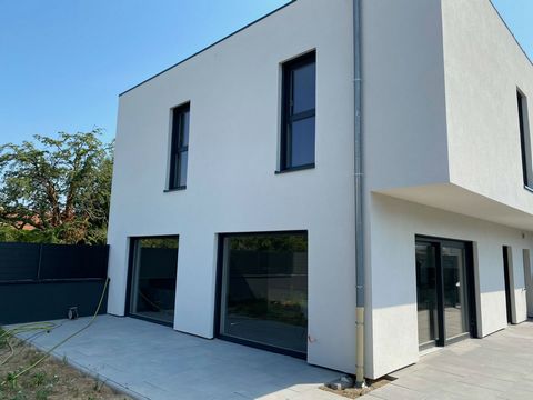 Hoenheim - Neues Haus 6 Zimmer 168 m2 mit Garten und Garage Dieses 6-Zimmer-Haus von 168 m2 mit Flachdach befindet sich an der Route de Brumath in Honheim in einer ruhigen Gegend von 3,35 Ar und besteht aus: 1 schönes Doppelzimmer mit Zugang zum Gart...