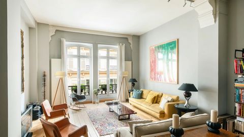 In absoluter Ruhe, in einer privaten Sackgasse, in der Nähe der Rue de Trévise und des Faubourg Montmartre. Dieses wunderschöne 143,20 m² große Carrez Law und 158,18 m² große Apartment mit einer Grundfläche von 158,18 m² befindet sich in der noblen E...