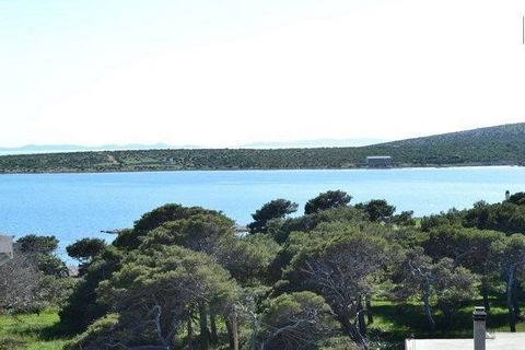 Scopri il tuo santuario costiero in questo appartamento splendidamente ristrutturato situato nella zona tranquilla di Košljun sull'isola di Pag. Questa spaziosa proprietà dispone di due ingressi separati dalla tromba delle scale, che la rendono ideal...