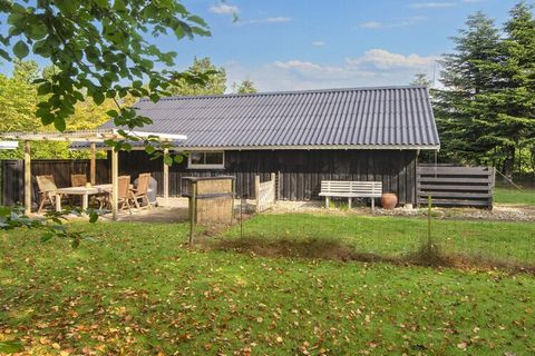 An einer ruhigen, kleinen Sackgasse gelegen ist dieses kleinere, traditionelle Ferienhaus mit vier Schlafplätzen. Die Lage ist malerisch und schön geschützt, das große, bewachsene Naturgrundstück nach Süden ausgerichtet, mit Sonne und Schatten je nac...