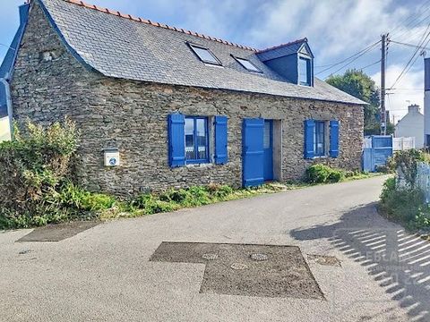 Charmante stenen boerderij in de buurt van het strand van Locmaria Woonkamer met open haard, open keuken, doucheruimte met toilet 2 slaapkamers op de bovenverdieping en een mezzanine kamer Buiten beschutting en klein terras om te genieten van de zuid...