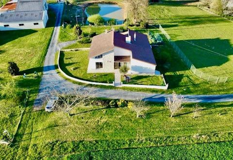 24380 EGLISE NEUVE DE VERGT, LACOMBE Jonathan vous propose cette maison vaste et lumineuse dans un endroit calme et de verdure avec ses deux bâtiments agricoles. Dans ce village accueillant et offrant tous les services, cette maison est construite av...