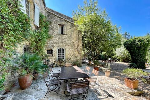 Située dans l'un des plus beaux villages de la région, belle propriété de 390 m² avec jardin et piscine. Cette maison en pierre, riche d'histoire, dispose d'un certain cachet avec des salles voûtées, de majestueux escaliers et de beaux volumes dans c...