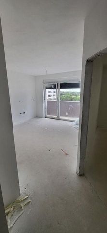 Scopri la casa dei tuoi sogni o l'opportunità di investimento nella pittoresca città di Pola, in Croazia! Questo affascinante appartamento con 1 camera da letto, situato in un quartiere tranquillo, offre una deliziosa esperienza di vita con comfort m...