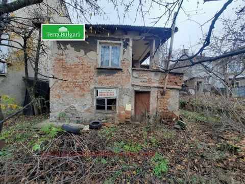 TERRA BULGARI SPRZEDAJE OFERTĘ C-384. Do Państwa dyspozycji oddajemy - uregulowaną działkę ze starym domem do rozbiórki. Podwórko - 455m2 (mieszkanie). Prąd, woda, kanalizacja. Doskonałe dokumenty. W odległości kilku metrów - sklep spożywczy, szkoła,...