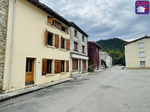 Großes Dorfhaus mit ca. 120 m² Wohnfläche auf 3 Ebenen, mit großer Garage, Werkstatt, kleinem Garten, alles im Herzen eines charmanten Bergdorfes auf 900 m Höhe. Derzeit verfügt es über eine große Küche, ein Wohnzimmer mit Kamin und zwei Schlafzimmer...