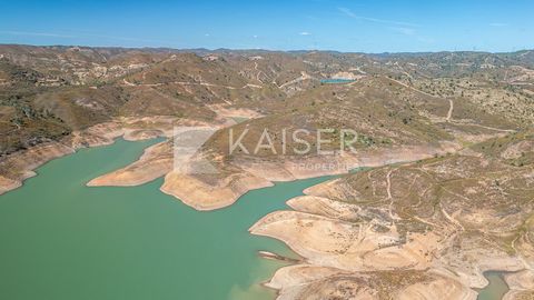 Dit prachtige perceel, gelegen nabij de Ribeira do Arade-dam, heeft een totale oppervlakte van 174 ha en bestaat voornamelijk uit kurkeiken, akkerbouwgewassen, johannesbroodbomen, olijfbomen, eucalyptusbomen, citrusboomgaarden en struikgewas. Er is o...