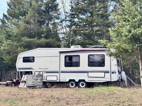 Land with more than 5 acres near a stream. Trailer included. Wooded land, near Saint-Véronique who is lucky... INCLUSIONS -- EXCLUSIONS --