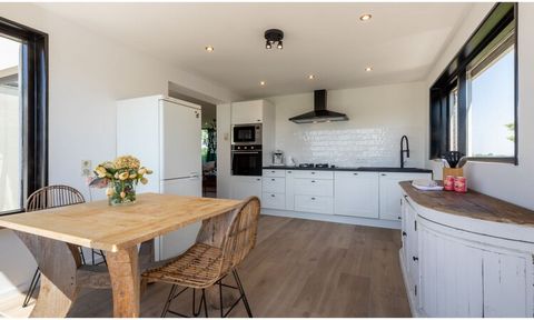 Modern ingerichte vakantiebungalow op park Duinland in Sint Maartenszee Duinland 15 is een prachtige vakantiebungalow in Sint Maartenszee met een moderne inrichting. De tuin is geheel omheind, wat natuurlijk fijn is als u uw hond mee wilt nemen. De k...