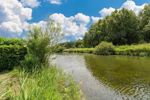 Comfort in Nature This charming holiday home in Simonshaven is the ideal spot for a peaceful stay by the water. Located in Zuytland Buiten Park, the bungalow features a spacious layout, accessible design, and a private jetty perfect for fishing or bo...