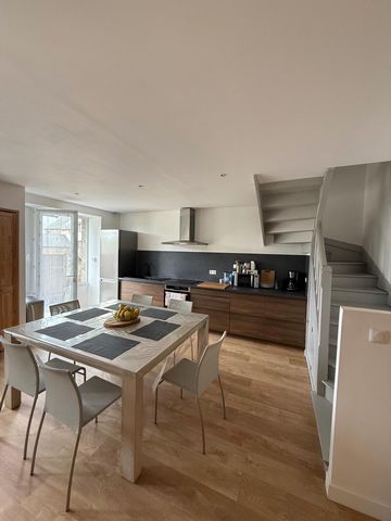 Ensemble de 2 maisons en pierres avec murs commerciaux