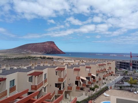 Wonderful penthouse for sale in the Vista Roja complex, in La Tejita. It offers 211m2 and is distributed in 4 bedrooms, 2 full bathrooms, 1 toilet, three terraces (43, 7.5 and 7.5 meters respectively), and an equipped independent kitchen. It has view...