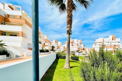 ¡Descubre tu refugio ideal en el corazón de Roquetas de Mar! Este maravilloso apartamento en el segundo piso ofrece una combinación perfecta de comodidad y conveniencia, lo que lo convierte en una opción ideal para tus vacaciones. En el exterior, dis...