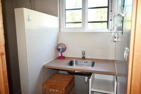 Cette maison de vacances confortable dispose de chambres confortables et d'un bel emplacement au milieu des bois. Il est idéal pour des vacances en famille inoubliables. A St. Honore les Bains, vous trouverez de nombreuses commodités, comme une boula...