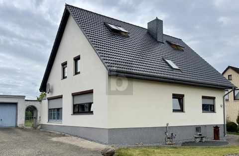 Met zijn 7 kamers en een totaal woonoppervlak van 185 m² biedt deze charmante tweegezinswoning in Himbergen voldoende ruimte voor een gezin of als meergeneratiewoning. De ruime, liefdevol aangelegde tuin nodigt uit tot ontspanning en een goed gevoel,...