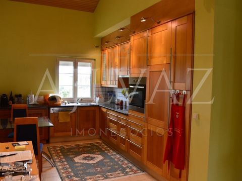 Fabulosa casa de campo no nosso Alentejo, que parece não ter fimOnde as cores e os cheiros brotam da terra. E a inconfundível traça da arquitetura rural, presentes neste fabuloso monte!! Na tradição que se mantem e recria no 'Cante' com alma e coraçã...
