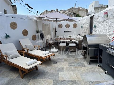 Esta casa adosada de alta calidad, reformada y con 4 dormitorios y patio privado, se encuentra en Fuente-Tójar, Córdoba, Andalucía, España. Se accede a la propiedad desde una acera elevada y segura a un luminoso salón que da paso primero a un comedor...