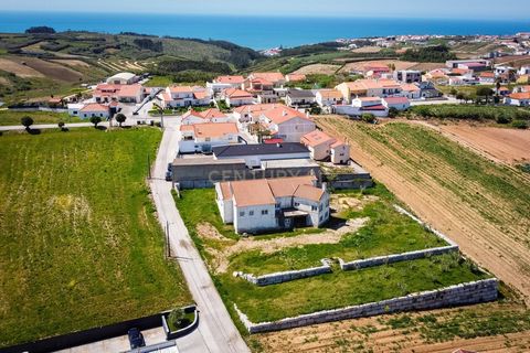 MORADIA T5 ISOLADA JUNTO Á PRAIA , para recuperar a seu gosto , com uma área total de construção de cerca de 475m², implantada em lote urbano com 2.640m², a apenas 1500 metros das praias, 5 km da Vila da Lourinhã e a menos de 1 hora de Lisboa. Com 27...