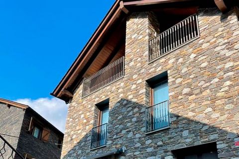 In Ainet de Cardós, in de Vall de Cardós del Pallars Sobirà, Lleida, vlakbij de skipistes van Espot, Port Ainé en Baqueira, en midden in een natuurlijke omgeving met veel avontuurlijke activiteiten en wandelen, hebben we deze charmante bergvilla van ...