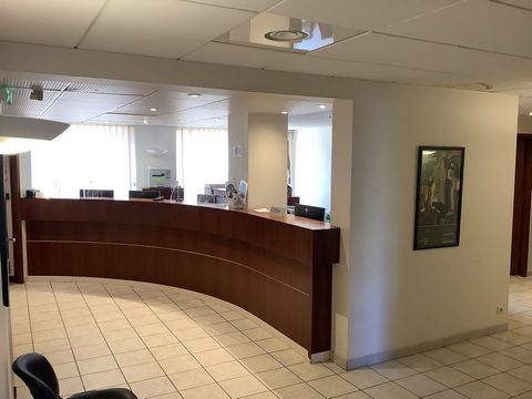 For sale an office space of approximately 189 m2 in Brive Hospital district currently occupied before a medical activity and now available. This premises is located on the ground floor with disabled access. It consists of 5 offices, an annex room use...