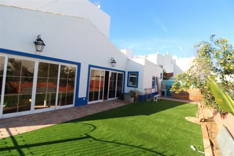 Questo edificio si trova in una posizione privilegiata nel centro della cittÃ di Alvor, a pochi passi dal viale e dalla spiaggia. L'immobile si presta ottimamente per un bar-ristorante. Alvor Ã¨ una delle piÃ¹ belle localitÃ turistiche dell'Algarve e...