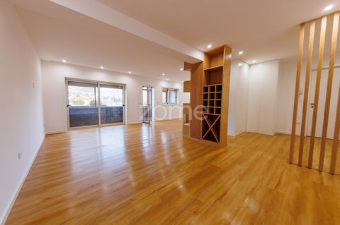 Identificação do imóvel: ZMPT567007 Apartamento T3 totalmente renovado no centro da cidade de Vizela Apresentamos este imóvel localizado numa das principais artérias de chegada ao centro de Vizela, com diversos comércios e serviços ao seu redor. Se p...