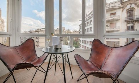 Piso de ALQUILER TEMPORAL junto a Paseo de Gracia. En finca rehabilitada de 1890 con ascensor. En una tecera planta con 126m2 distribuidos en salon independiente, cocina americana con codedor, dos habitaciones dobles y un gran baño completo con plato...