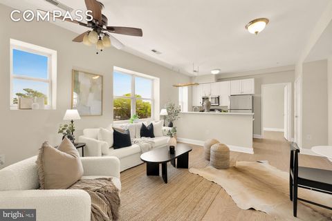 ¡Mejora de precios! Completamente renovado de arriba a abajo, este condominio de 2 dormitorios y 1 baño a pocos minutos del desarrollo de Bryant Street ofrece la vida moderna de la ciudad en su máxima expresión. Entra a una soleada sala de estar, com...