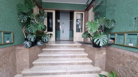 Descubra este magnífico apartamento com 160m² de área bruta privativa, inserido num emblemático prédio Pombalino com elevador, no coração da cidade de Lisboa Avenida Almirante Reis. Composto por 8 assoalhadas, o imóvel destaca-se pelos seus imponente...