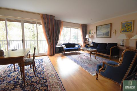 L'Agence du Parc a le plaisir de vous proposer un bel appartement traversant de 136.31 m2 Loi Carrez, de six pièces, très bien situé, à 5mn de la gare de Sèvres-Ville d'Avray et du centre-ville. Au 2ème étage avec ascenseur, ce bien est la réunion de...