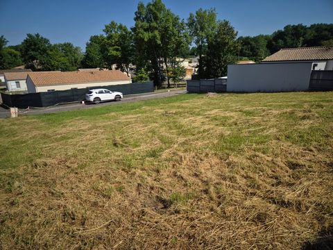 Terrain constructible dans petit lotissement, emplacement qualitatif avec vue sur bosquet