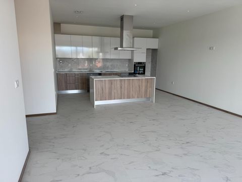 Excelente Apartamento T3, com 178 m², ótimas áreas, perfeito para quem procura conforto, modernidade e funcionalidade.~Composto por uma sala ampla com varanda, proporcionando um espaço agradável para momentos de lazer e relaxamento; uma suite princip...